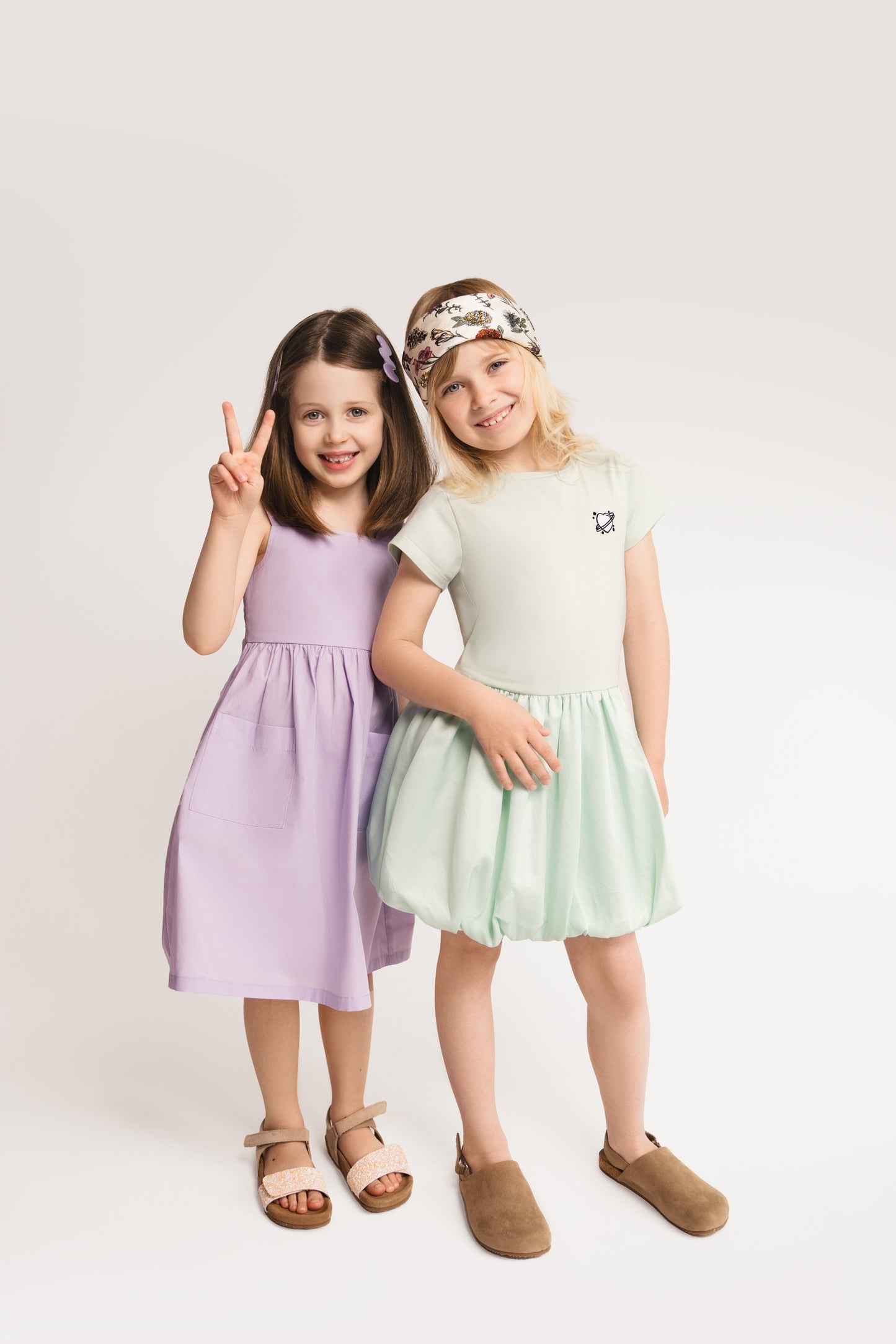 Ärmelloses Kleid mit breiten Trägern in Violett